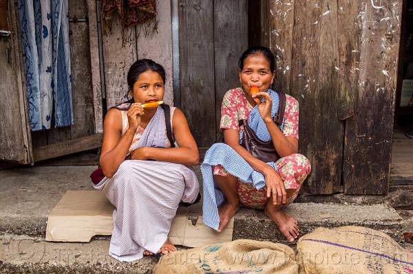 khasi-women-eating-ice-pops-india