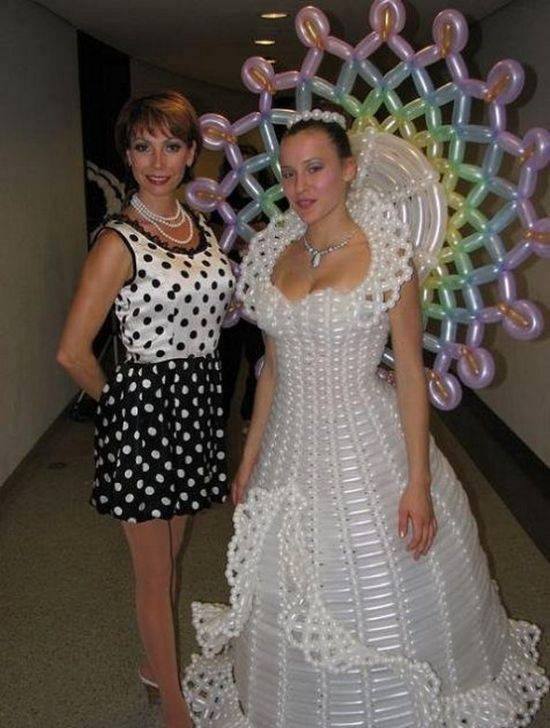 weired-wedding-dress-made-of-baloons