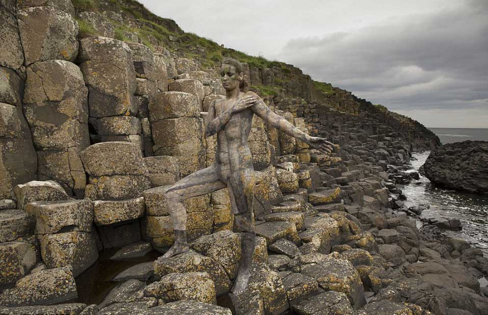 nude-body-painting-background-women-sea-shore-stones