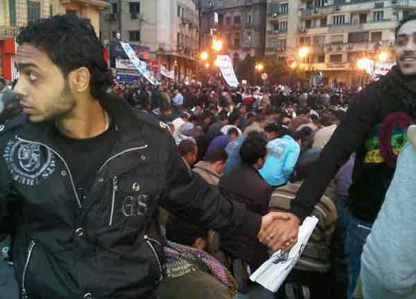 Christians people protect for Muslims people during prayer in Cairo of the 2011.